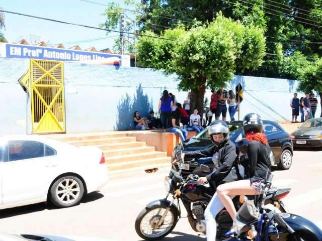 Prevenidos, candidatos chegam cedo a escola distante para garantir o Enem