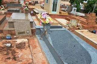 Túmulos do cemitério Santo Antonio vem sofrendo a ação de vândalos. (Foto:Divulgação)