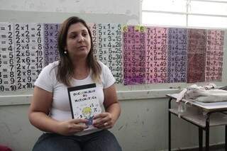 Professora mostra um dos trabalhos, Dicionário da matemática, desenvolvido durante o projeto. (Foto: Cleber Gellio)