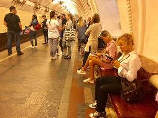 Essas duas russas, enquanto esperavam o trem na estação Arbatskaya, preferiram livros (Foto: Paulo Nonato de Souza)