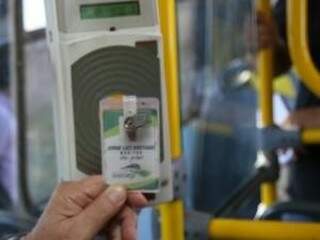 Usuário do transporte coletivo utiliza cartão para ter acesso liberado em ônibus (Foto: Arquivo)