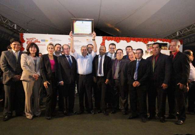 Vereadores homenageiam Puccinelli com t&iacute;tulo de &ldquo;cidad&atilde;o benem&eacute;rito&rdquo;
