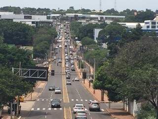 Rua Ceará tem movimento intenso no acesso à Uniderp e Hércules Maymome (Foto: Lucimar Couto)