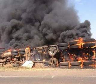 Carreta tombou e pegou fogo na BR-163. Um testemunha flagrou a fumaça preta que formou com o incêndio. (Foto: Whatsapp) 