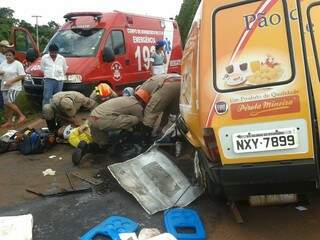 Pessoas que passavam pela rodovia ajudaram a retirar um dos feridos das ferragens (Foto: Divulgação)