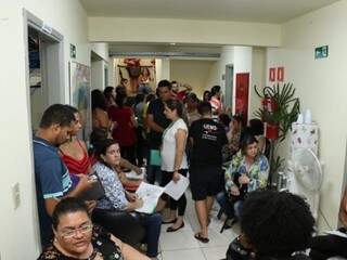 Centenas de desempregados disputam 34 vagas de emprego (Foto: Henrique Kawaminai)
