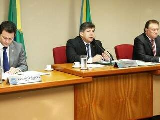 Reunião da CCJ, nesta terça-feira (01). Da esquerda para direita, os deputados Renato Câmara (PMDB), Lídio Lopes (PEN) e Maurício Picarelli (PSDB). (Foto: Victor Chileno/ALMS)