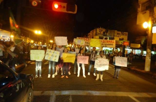 Manifestantes invadem ruas e motoristas fazem buzina&ccedil;o em Dourados