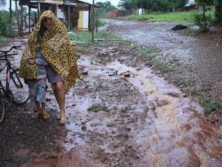 Moradores de favela no Caiobá tentam se proteger da chuva (Foto: Marina Pacheco)