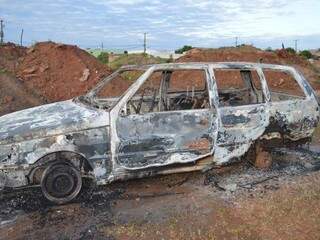 O carro foi destruído pelo fogo. (Foto: Simão Nogueira) 