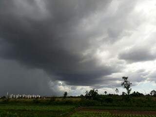 No Bairro Tiradentes, nuvens carregadas desenham o céu e anunciam a chegada de chuva. (Foto: Saul Schramm)