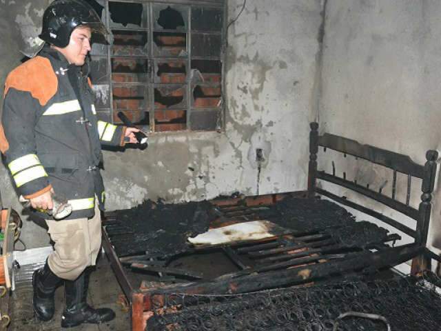  Inc&ecirc;ndio destr&oacute;i c&ocirc;modo de resid&ecirc;ncia no bairro Senhor Divino em Coxim