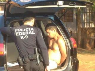 Gabriel tentou fugir novamente, mas foi cercado e preso por PRFs e agentes da PF (Foto: Adilson Domingos)