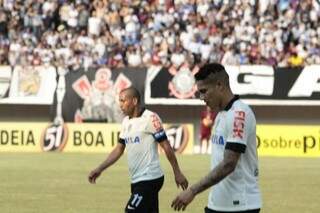 Jogadores do Corinthians deixam o campo. (Foto: Cleber Gellio)