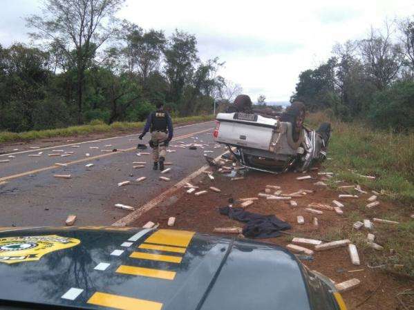 Caminhonete que capotou carregava 1,5 tonelada de maconha, corrige PRF