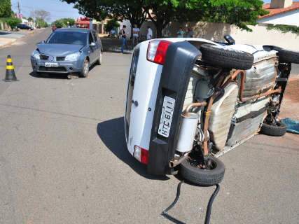  Motorista fura preferencial e provoca capotamento no Jardim Eldorado na Capital