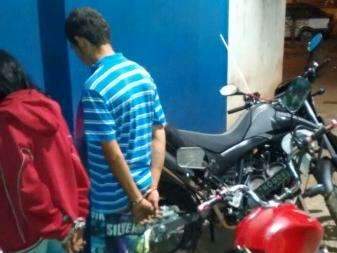 Casal de adolescentes comete assalto com moto roubada e é detido