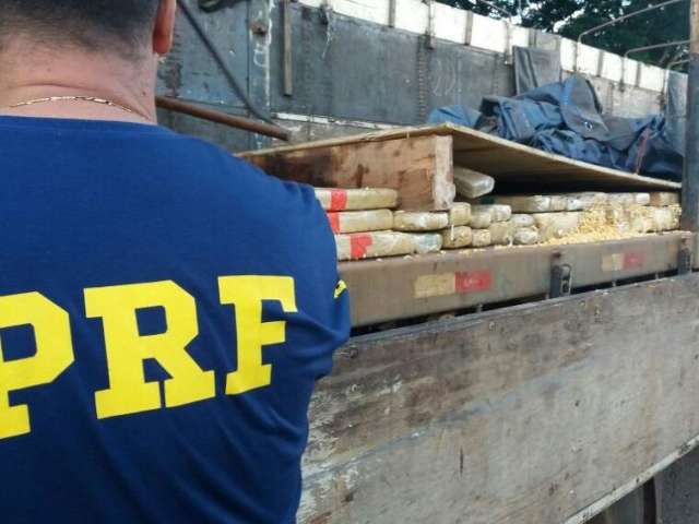 Carga com 1,4 tonelada de maconha &eacute; apreendida em fundo falso de carreta