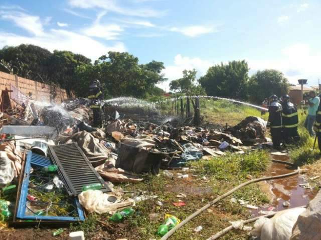 Inc&ecirc;ndio destr&oacute;i parte de dep&oacute;sito e dono calcula R$ 4 mil de preju&iacute;zo