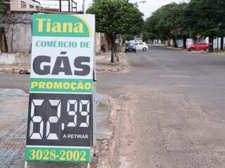 Placa de revendedora anuncia promoção de gás em Campo Grande (Foto: Henrique Kawaminami)