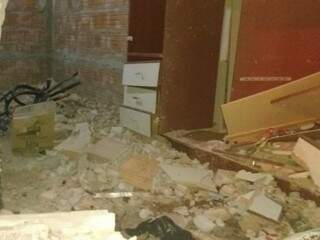 Pancada destruiu muro e arremessou cadeira onde as meninas estavam sentadas. (Foto: Bruna Pasche)