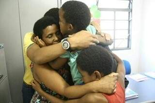 Cira, que na foto aparece abraçada pelos filhos, morreu ontem de câncer. (Foto: Marcos Ermínio)