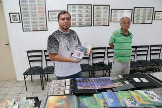 A esquerda, Paulo Eduardo Rezende ao lado do criador da associação numismática, José Rodrigues Pinto (Paulo Francis)