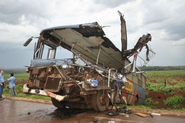 Acidente na MS-379 deixa motorista de &ocirc;nibus gravemente ferido