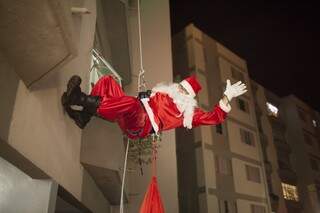Papai Noel dispensou a chaminé e chegou de rapel. (Foto: Divulgação)