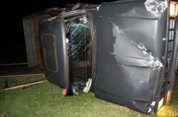 Motorista perde controle e caminhonete tomba em curva da MS-134