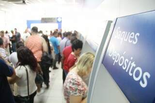 Pessoas aguardam em fila, no interior de agência, para sacar FGTS. (Foto: Marcos Ermínio)