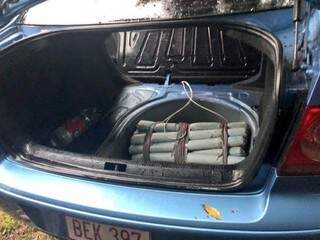 Explosivos estavam no porta-malas de carro (Foto: Última Hora)