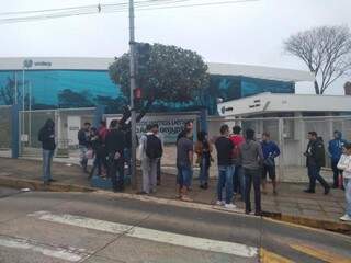 Candidatos se concentraram na porta da Uniderp, em Campo Grande, antes de seguir para a delegacia (Foto: Liniker Ribeiro)