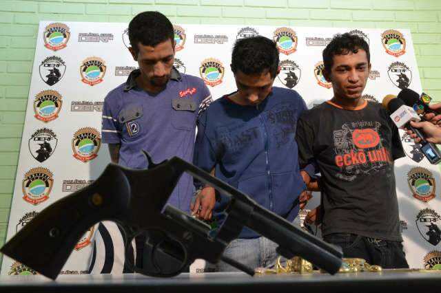 Dupla invade casa para roubar R$ 200 mil, pega joias e acaba presa