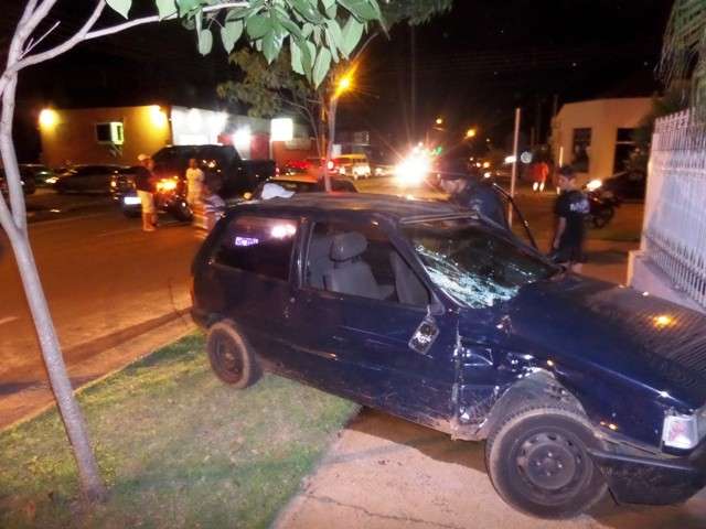 Assaltantes em fuga batem carro em Dodge Ram e fogem a p&eacute;