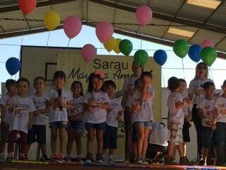 Crianças se apresentaram durante sarau em homenagem à Mayara Amaral (Foto: Direto das Ruas)