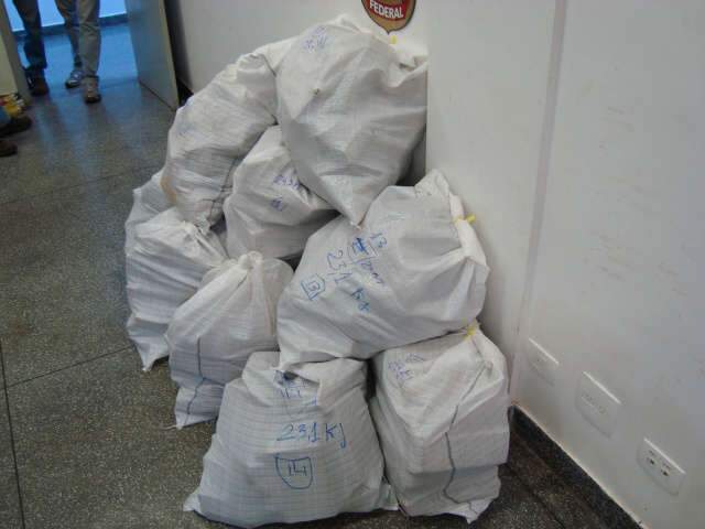  PF apreende 350 kg de coca&iacute;na em carreta na BR-163