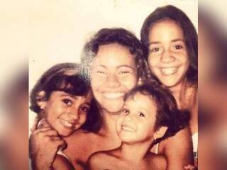 Da esquerda para a direita, Camila, Carolina, Patrícia e, abaixo, Luana.  Sorrisos de uma infância feliz. (Foto: Acervo Pessoal)