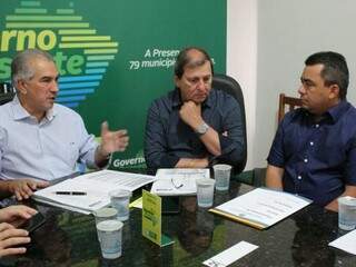 Governador Reinaldo Azambuja (PSDB), ao lado do secretário estadual, Sérgio de Paula e o prefeito de Rio Negro, Cleidimar da Silva (Foto: Chico Ribeiro - Governo MS)