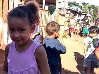 A pequena Mariana Santana de Souza de 6 anos ainda está encantada com sua festa de aniversário.(Foto: Danielle Valentim)