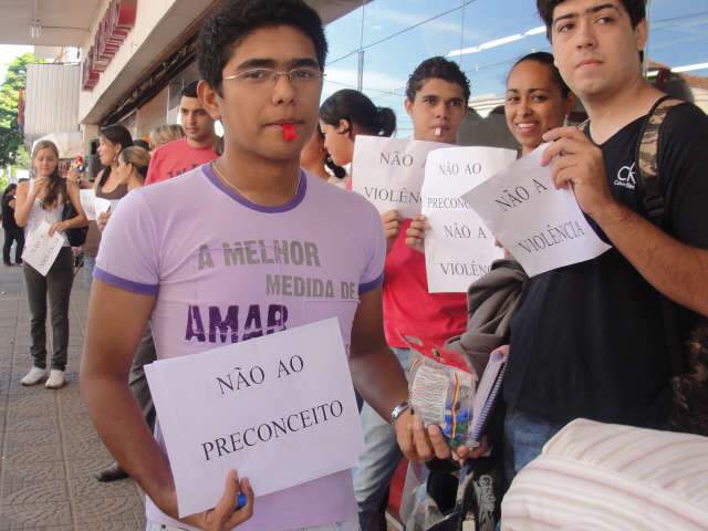  Colegas de rapaz agredido dentro de loja fazem manifesto e organizam novo protesto 