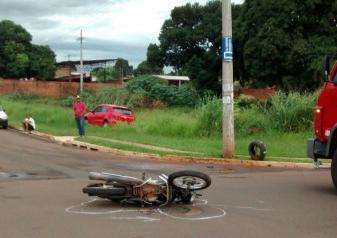 Ve&iacute;culo atinge motociclista em cruzamento movimentado de bairro