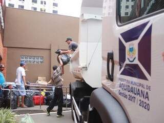 Prefeitura de Aquidauana precisou enviar caminhão para transportar todas doações (Foto: Marcos Ermínio)
