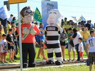 Bonecos infláveis dos ex-presidentes Dilma e Lula em meio a manifestação (Foto: Marina Pacheco)