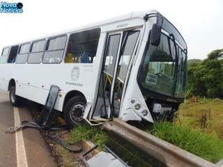 Ônibus ficou preso ao guard rail na rodovia. (Foto: Nova Notícias)