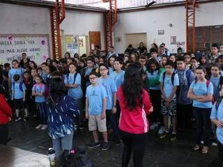 Alunos da Reme sendo recebidos na volta às aulas nesta segunda-feira (Foto: Henrique Kawaminami)