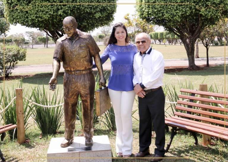 A psicóloga e neta Raissa Ferreira, quem incentivou o avô a inaugurar a estátua em vida.  (Foto: Arquivo Pessoal)
