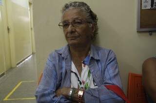 Dona Antônia aguardava para consultar e depois ia aproveitar para vacinar, no entanto, no local não havia chegado a vacina ainda. (Foto: Marcelo Victor) 
