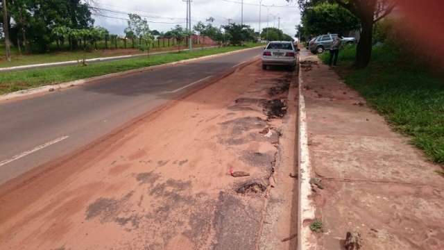 Ap&oacute;s obras de esgoto, asfalto fica danificado na Avenida Hiroshima