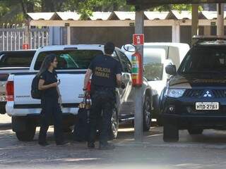 Agente desembarca malote na sede da Polícia Federal (Foto: André Bittar)